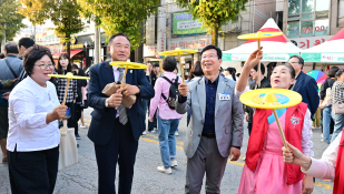 사진=전통 민속놀이 체험하는 박병규 광산구청장.jpg
