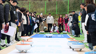 사진=컬링 경기 펼치는 주민들.jpg