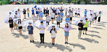 사진=광주신세계,폐현수막의 재탄생 ‘환생우산’ 전달식.jpg