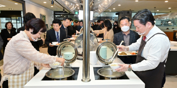 사진=배식봉사활동 펼치는 김병내 남구청장.jpg