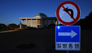 탄핵의 갈림길에 놓인 국회.jpg