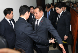 몸수색 당하는 이상민.jpg