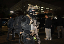 국회에서 철수하는 군병력 (2).jpg