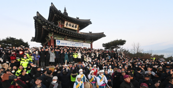 서장대 새해 일출 인파.jpeg