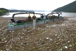 폭우로 쓰레기 가득한 팔당댐.jpeg