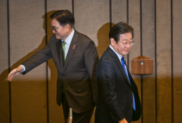 지나치는 우원식 국회의장과 이재명 더불어민주당 대표.jpg