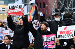 사진=기뻐하는 시민.jpg