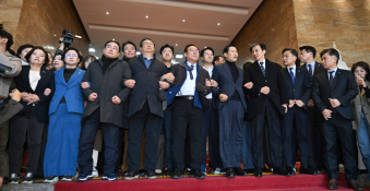 특집 계엄령 홍윤기(5).jpg