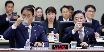 물 마시는 독립기념관장.jpg