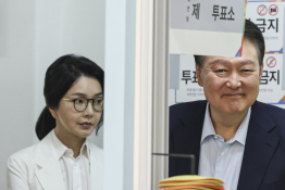 대통령선거 투표 위해 투표소 찾은 윤석열 전 대통령 내외.jpg