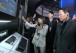 최태원, SK부스 방문.jpg