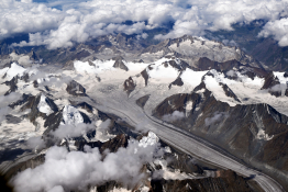 피쳐(자연) 전강용01.jpg             지구온난화로 녹고 있는 히말라야 산맥의 빙하 지난 10일 오전 10시 30분경(현지시간) 소설'오래된 미래'의 배경인 인도 북부 라다크 레공항에서 델리공항으로 가는 비행기에서 내려다 본 히말라야 산맥의 빙하들이 지구온난화로 녹고 있다.20250810경남신문 전강용 기자 (3)-1.jpg