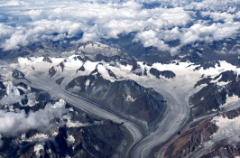 피쳐(자연) 전강용01.jpg             지구온난화로 녹고 있는 히말라야 산맥의 빙하 지난 10일 오전 10시 30분경(현지시간) 소설'오래된 미래'의 배경인 인도 북부 라다크 레공항에서 델리공항으로 가는 비행기에서 내려다 본 히말라야 산맥의 빙하들이 지구온난화로 녹고 있다.20250810경남신문 전강용 기자 (4)-1.jpg